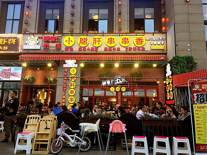 旺巴蜀钢管厂小郡肝串串香:用产品和服务打动餐饮美食消费者